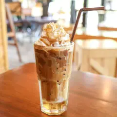 Ein cremiger Eiskaffee mit Sahne und Karamellsoße, perfekt für ein Eiskaffee Rezept.