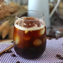 Erfrischender Eiskaffee mit Sahne und Kakaopulver, perfekt für heiße Tage. Tolle Inspiration für Kaffee Rezepte.
