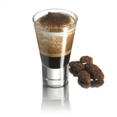Ein Caffe Marocchino mit cremigem Schaum und Kakaopulver, daneben ein paar schokoladige Pralinen.