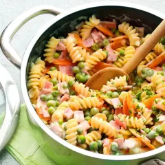 Leckere Nudeln mit Erbsen, Karotten und Schinken in cremiger Soße – schnelle Pasta Rezepte Kinder lieben dieses Gericht!