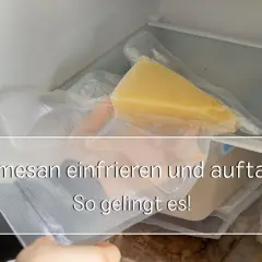 Ein Stück Parmesan wird in einem Vakuumbeutel im Gefrierschrank gelagert. So gelingt das Parmesan einfrieren und Auftauen.