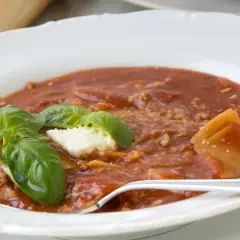 Herzhaftes Lasagnesuppe Rezept mit frischem Basilikum und Käse. Ein Genuss für kalte Tage.