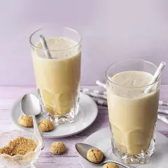 Zwei cremige Espresso Frappés mit Keksen und braunem Zucker.