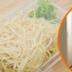 Gekochte Nudeln in einer Plastikbox, daneben ein Kühlschrank. Die Frage: wie lange sind gekochte Nudeln haltbar?
