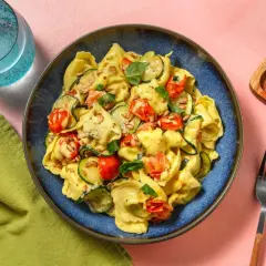 Ein köstliches Tortellini One Pot Gericht mit Zucchini, Kirschtomaten und Sonnenblumenkernen in cremiger Sauce.