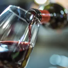Rotwein wird in ein Glas gegossen. Ob das Wein-Ablaufdatum überschritten ist, ist nicht ersichtlich.