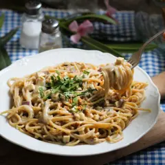 Cremige Spaghetti mit Tofuwürfeln und Kräutern, ein köstliches Beispiel für einfache Pasta Rezepte.