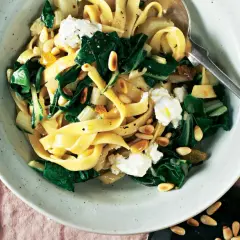 Bandnudeln mit Mangold, Pinienkernen und Ziegenkäse – ein köstliches Beispiel für italienische Mangold Rezepte.