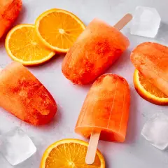 Erfrischendes Aperol Spritz Eis mit Orangenscheiben und Eiswürfeln. Perfekt für heiße Sommertage.