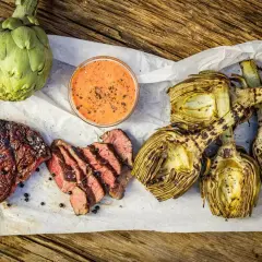 Saftiges Steak und perfekt gegrillte Artischocken mit Dip. Ein Genuss für alle Sinne, der Lust auf mehr macht.