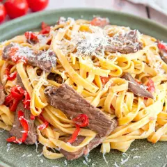 Pasta mit Filetspitzen, italienisch zubereitet mit Tomaten und Parmesan.
