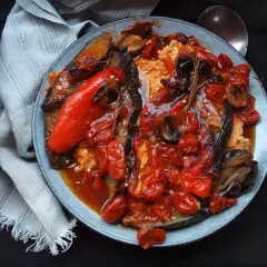 Herzhaftes aubergine paprika rezept: Gegrillte Auberginen und Paprika mit Tomaten und Zwiebeln in einer würzigen Sauce.
