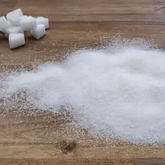 Zuckerwürfel und ein Haufen feiner Kristalle, die an eine süße Versuchung erinnern, fast wie eine Prise Zucker für den Rotwein.