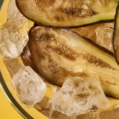 Gekühlte Auberginenscheiben in Eiswürfeln. Perfekt für das Aubergine einfrieren, um Frische zu bewahren.