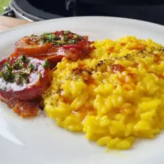 Ossobuco, ein geschmortes Kalbshaxengericht, serviert mit cremigem Safranrisotto.