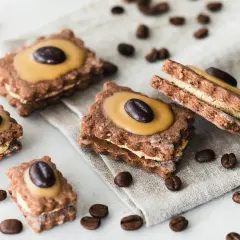 Schokoladen-Kaffee-Kekse mit Karamellfüllung und Kaffeebohnen-Dekoration, ein Genuss für jeden Kaffeeliebhaber.