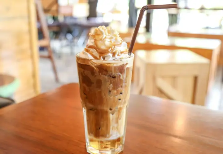 Ein cremiger Eiskaffee mit Sahne und Karamellsoße, perfekt für ein Eiskaffee Rezept.