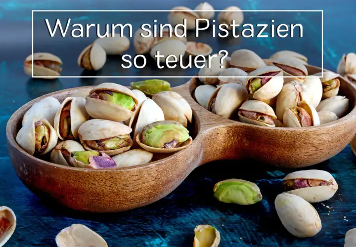 Ein Holzlöffel voller Pistazien fragt: "Warum sind Pistazien so teuer?" Die grünen Kerne sind ein Genuss, aber ihre Ernte ist aufwendig.