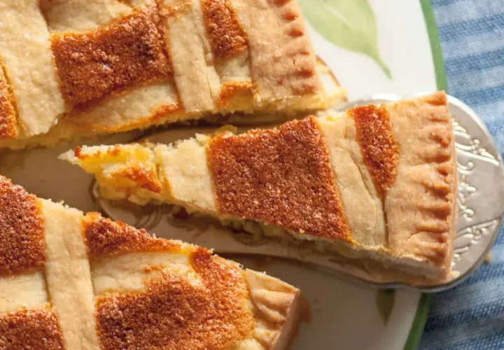 Ein Stück Pastiera Napoletana, ein traditioneller italienischer Kuchen, mit Gittermuster. Das Rezept ist einfach und das Ergebnis köstlich.