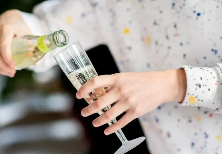 Sekt wird in ein Glas gegossen. Die Frage, wie lange kann man Sekt lagern, beschäftigt viele Genießer.