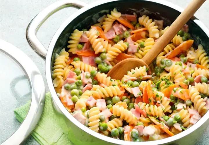 Leckere Nudeln mit Erbsen, Karotten und Schinken in cremiger Soße – schnelle Pasta Rezepte Kinder lieben dieses Gericht!