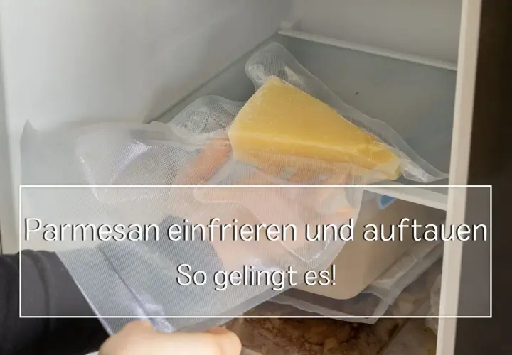 Ein Stück Parmesan wird in einem Vakuumbeutel im Gefrierschrank gelagert. So gelingt das Parmesan einfrieren und Auftauen.