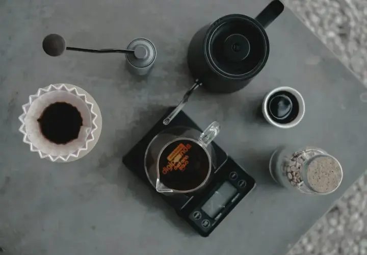 Kaffeetrinker bereiten einen perfekten pour over zu: Kaffeemühle, Wasserkocher, Waage und Filter sind bereit.