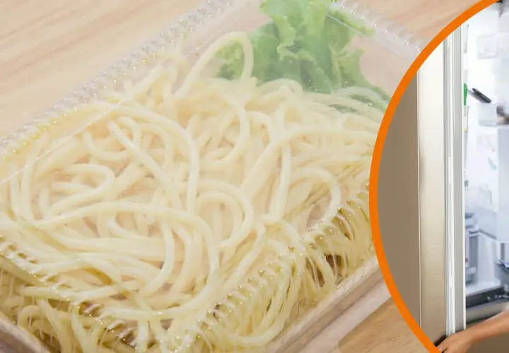 Gekochte Nudeln in einer Plastikbox, daneben ein Kühlschrank. Die Frage: wie lange sind gekochte Nudeln haltbar?