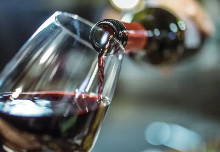 Rotwein wird in ein Glas gegossen. Ob das Wein-Ablaufdatum überschritten ist, ist nicht ersichtlich.
