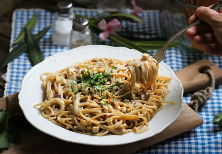 Cremige Spaghetti mit Tofuwürfeln und Kräutern, ein köstliches Beispiel für einfache Pasta Rezepte.