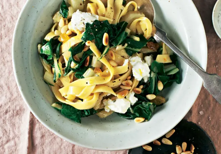 Bandnudeln mit Mangold, Pinienkernen und Ziegenkäse – ein köstliches Beispiel für italienische Mangold Rezepte.