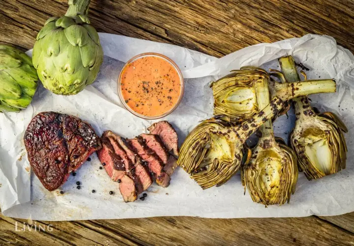 Saftiges Steak und perfekt gegrillte Artischocken mit Dip. Ein Genuss für alle Sinne, der Lust auf mehr macht.