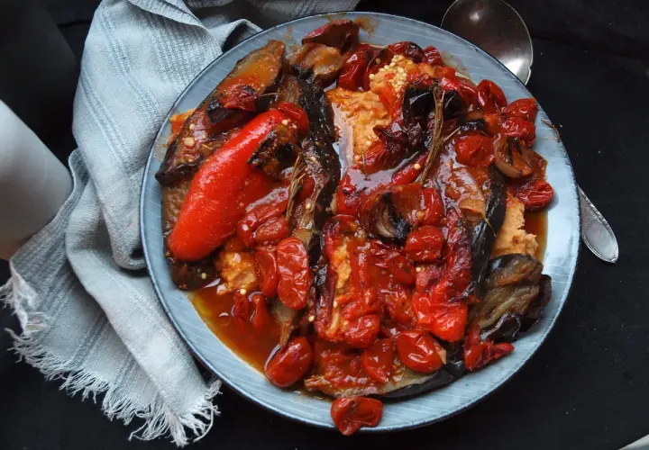 Herzhaftes aubergine paprika rezept: Gegrillte Auberginen und Paprika mit Tomaten und Zwiebeln in einer würzigen Sauce.
