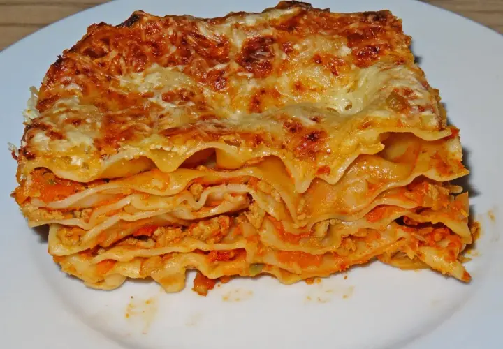Ein Stück Lasagne mit Hackfleisch, geschichtet mit Nudelplatten und Tomatensauce, überbacken mit Käse.