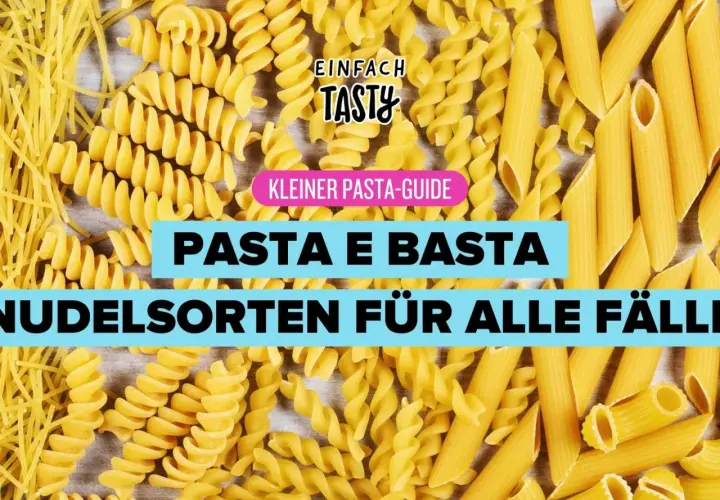 Bunte Nudelsorten wie Penne, Fusilli und Spaghetti liegen nebeneinander. Ein kleiner Pasta-Guide erklärt, wie lange Penne kochen.