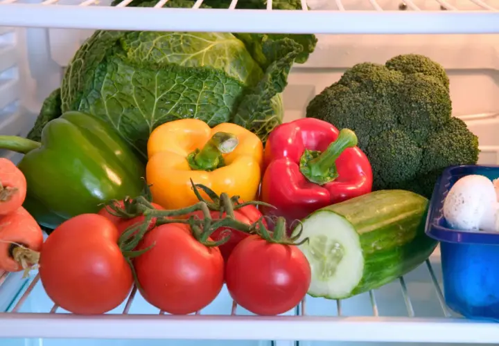 Bunte Paprika, Tomaten, Gurke, Kohl und Brokkoli lagern im Kühlschrank.