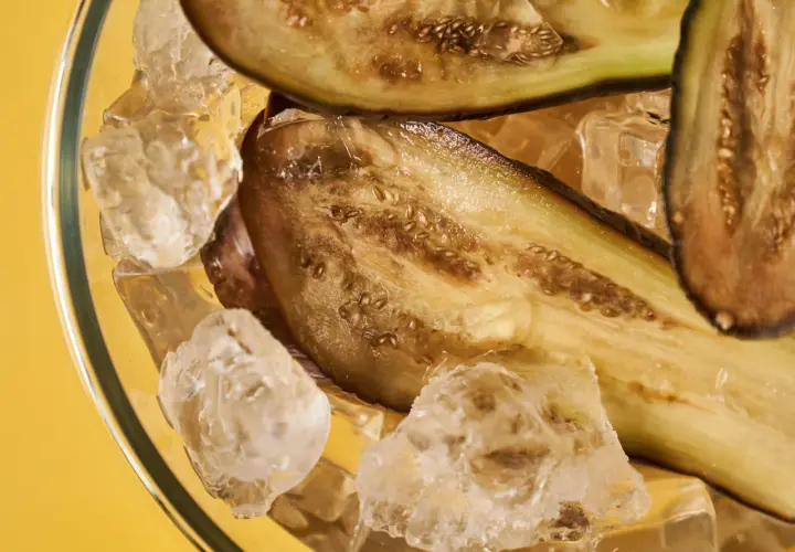Gekühlte Auberginenscheiben in Eiswürfeln. Perfekt für das Aubergine einfrieren, um Frische zu bewahren.