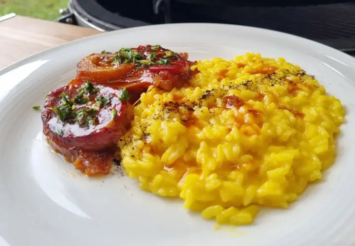 Ossobuco, ein geschmortes Kalbshaxengericht, serviert mit cremigem Safranrisotto.