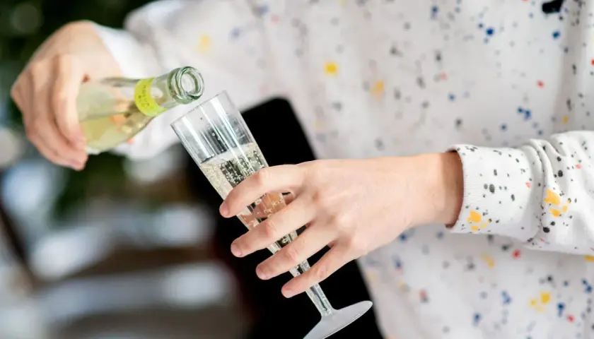 Sekt wird in ein Glas gegossen. Die Frage, wie lange kann man Sekt lagern, beschäftigt viele Genießer.