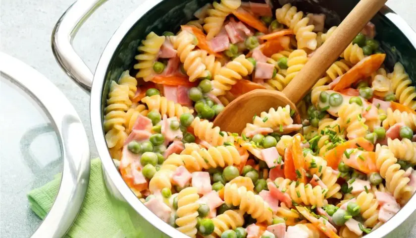 Leckere Nudeln mit Erbsen, Karotten und Schinken in cremiger Soße – schnelle Pasta Rezepte Kinder lieben dieses Gericht!