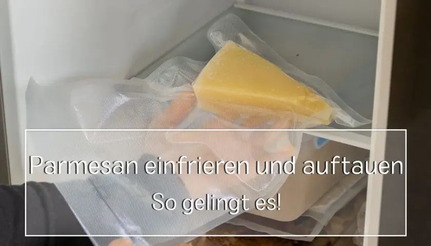 Ein Stück Parmesan wird in einem Vakuumbeutel im Gefrierschrank gelagert. So gelingt das Parmesan einfrieren und Auftauen.