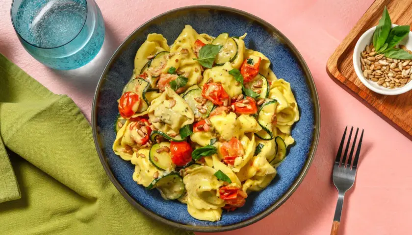 Ein köstliches Tortellini One Pot Gericht mit Zucchini, Kirschtomaten und Sonnenblumenkernen in cremiger Sauce.