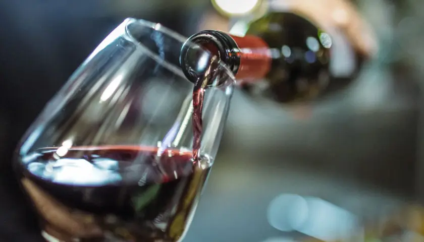 Rotwein wird in ein Glas gegossen. Ob das Wein-Ablaufdatum überschritten ist, ist nicht ersichtlich.