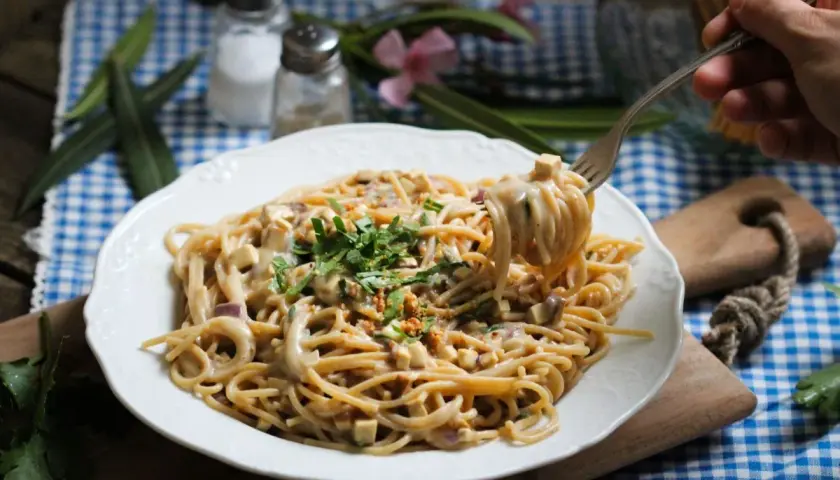 Cremige Spaghetti mit Tofuwürfeln und Kräutern, ein köstliches Beispiel für einfache Pasta Rezepte.