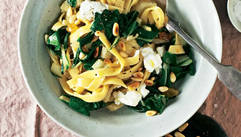 Bandnudeln mit Mangold, Pinienkernen und Ziegenkäse – ein köstliches Beispiel für italienische Mangold Rezepte.