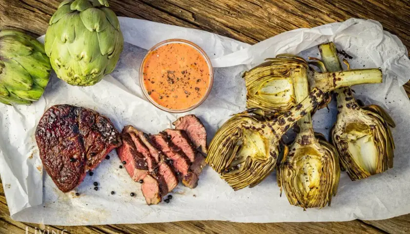 Saftiges Steak und perfekt gegrillte Artischocken mit Dip. Ein Genuss für alle Sinne, der Lust auf mehr macht.