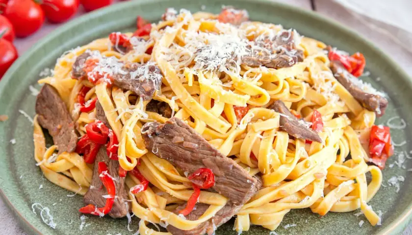 Pasta mit Filetspitzen, italienisch zubereitet mit Tomaten und Parmesan.