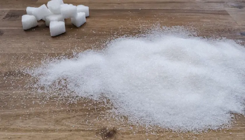 Zuckerwürfel und ein Haufen feiner Kristalle, die an eine süße Versuchung erinnern, fast wie eine Prise Zucker für den Rotwein.