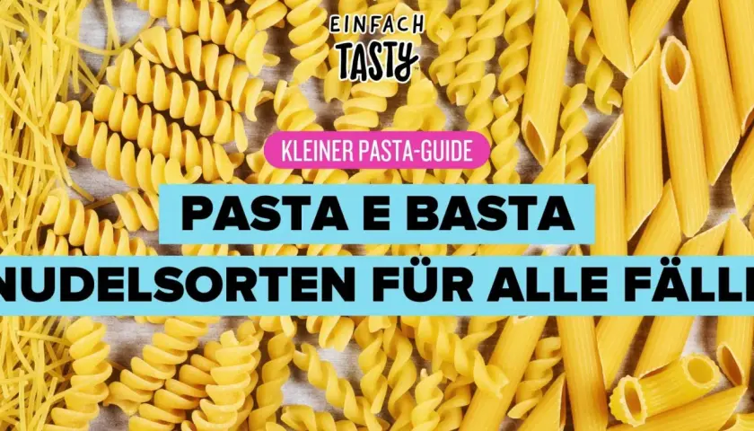 Bunte Nudelsorten wie Penne, Fusilli und Spaghetti liegen nebeneinander. Ein kleiner Pasta-Guide erklärt, wie lange Penne kochen.