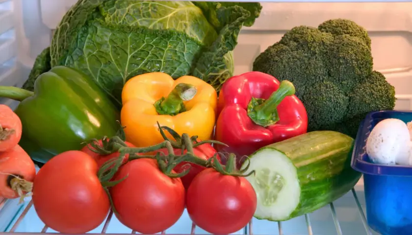Bunte Paprika, Tomaten, Gurke, Kohl und Brokkoli lagern im Kühlschrank.